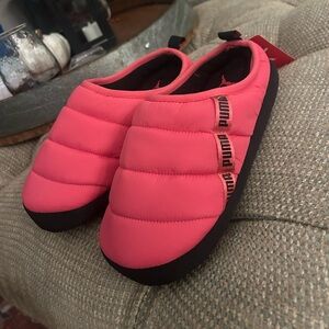 ••NWT Unisex Puma Scuff Junior + Slipper Size 6C Color Sunset Pink Puma Black